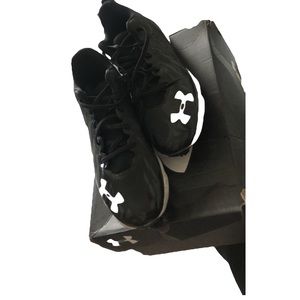 UA FOOTBALL CLEATS